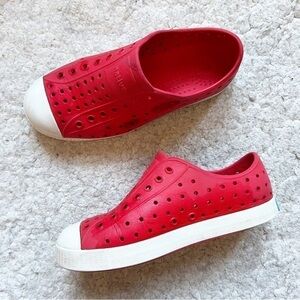 Native Unisex Traditional Red and White Jefferson Sneakers Size J2